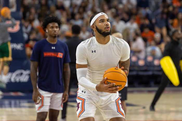 Johni Broome warming up before Auburn basketball takes on George Mason.